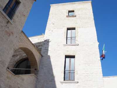 La struttura appare comunque in buono stato di conservazione: mattoni bianchi e ripuliti, finestre con infissi recenti e bandiere che svettano dal balcone al primo piano sono l�esito degli interventi di restauro del 2016 indetti dal Ministero dei Beni Culturali